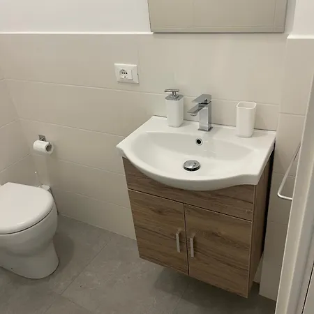 Deluxe Self Check In Parking